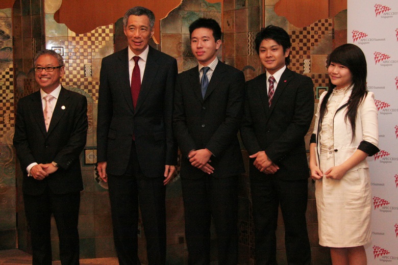Ambassador Michael Tay, APEC Executive Director; Prime Minister Lee Hsieng Loong of Singapore; Geoffrey See, Winner; Indra Surya Susantio, First Runner-Up; Sunviana Susantio, Second Runner-Up